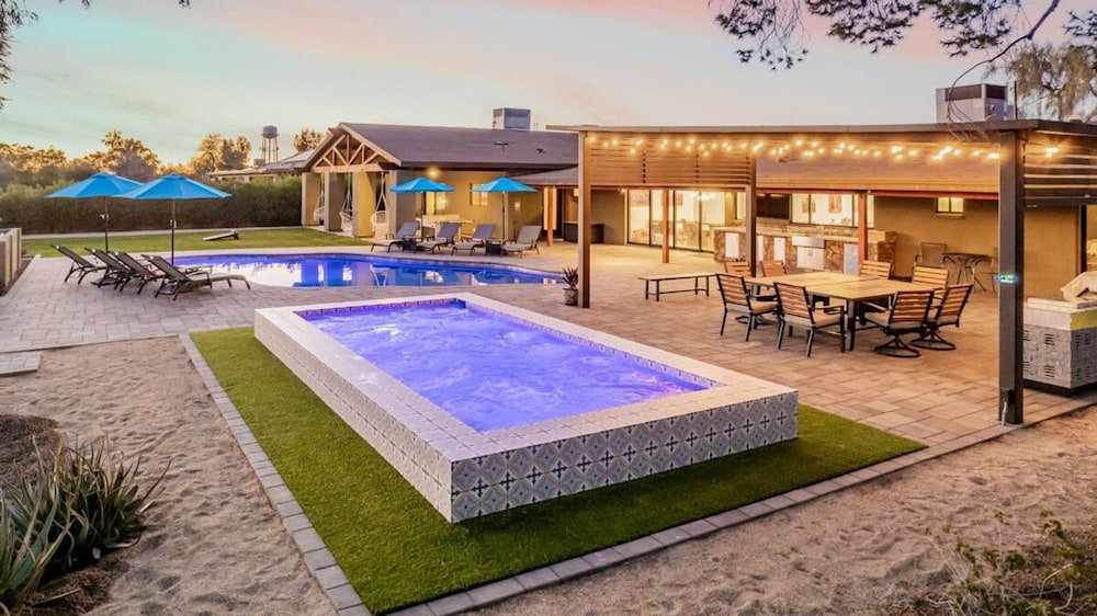 Davenport Villa Scottsdale's Largest Hot Tub Sportcourt — 4-Star Luxury Hotel in Scottsdale, United States