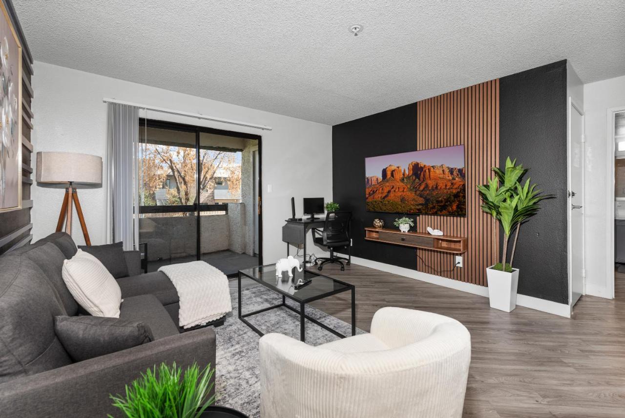 Sleek 2BR Near ASU Pool Grill Parking PetFrndly — 4-Star Luxury Hotel in Tempe, United States