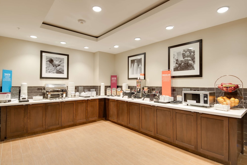 Hampton Inn & Suites Los Angeles Glendale - photo 59