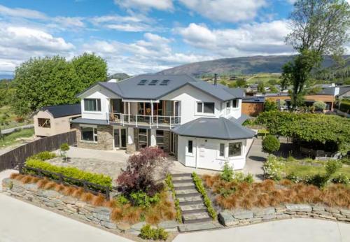 Wanaka Lake House Close to That Wanaka Tree — 4-Star Luxury Hotel in Wanaka, New Zealand