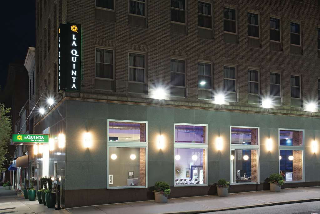 La Quinta Inn & Suites by Wyndham Baltimore Downtown - photo 2