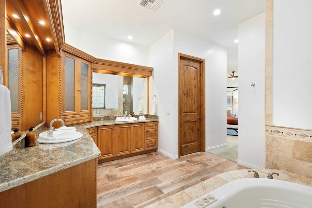 The Date Palm Estate by Avantstay Expansive Estate w Game Room Backyard Oasis w Pool & Spa - photo 22
