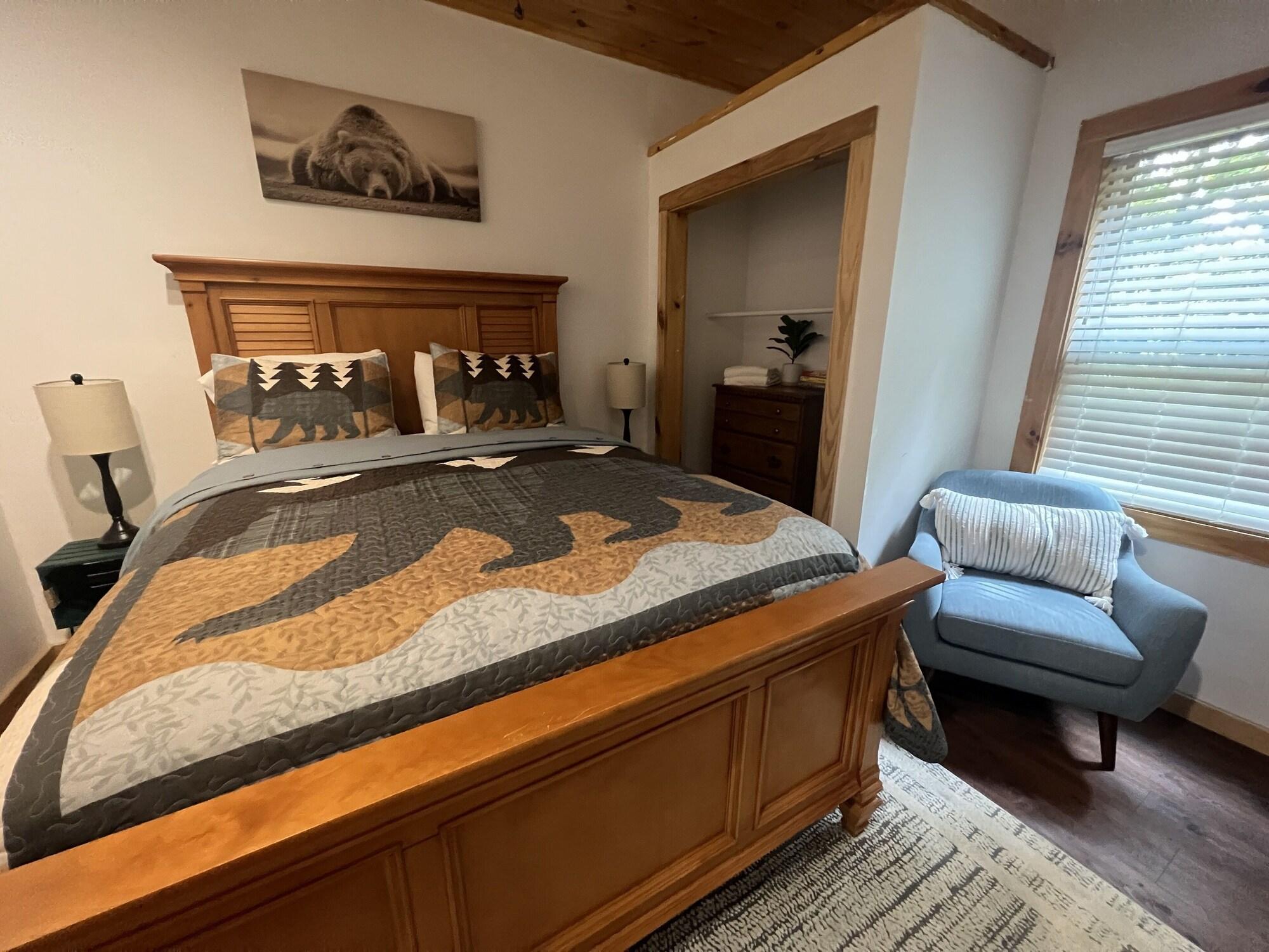 Nantahala Nook cabin w hot tub game room & wifi — 4-Star Luxury Hotel in Bryson City, United States