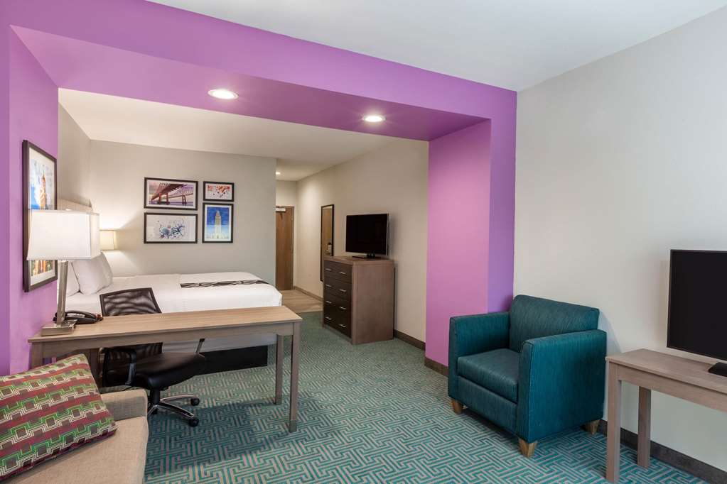 La Quinta Inn & Suites by Wyndham Lafayette Oil Center - photo 21