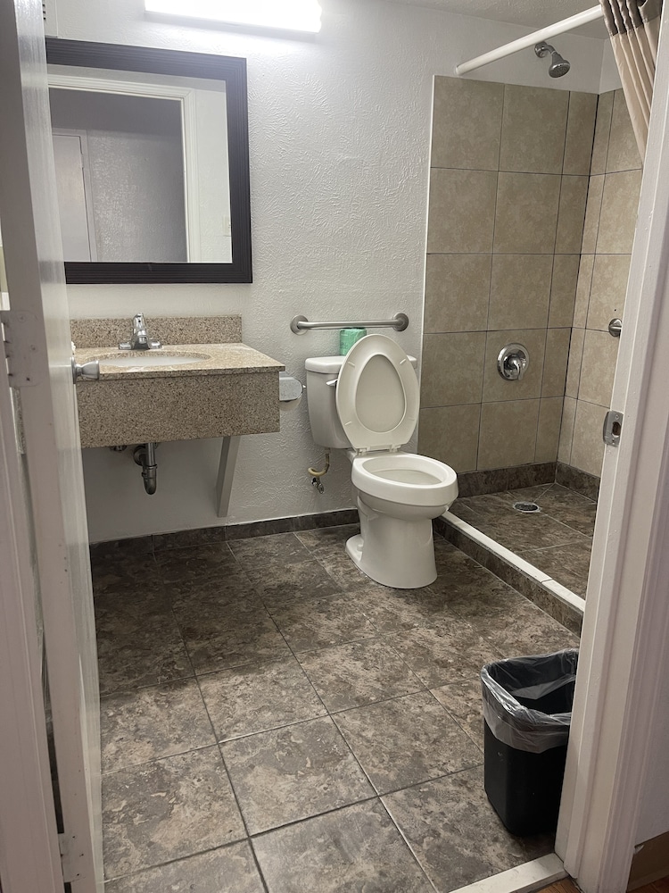 Regal 8 Inn & Suites - photo 17