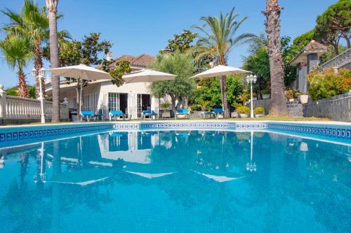 Basketball Court Pool Bbq Gardens Seaviews — Sant Pol De Mar