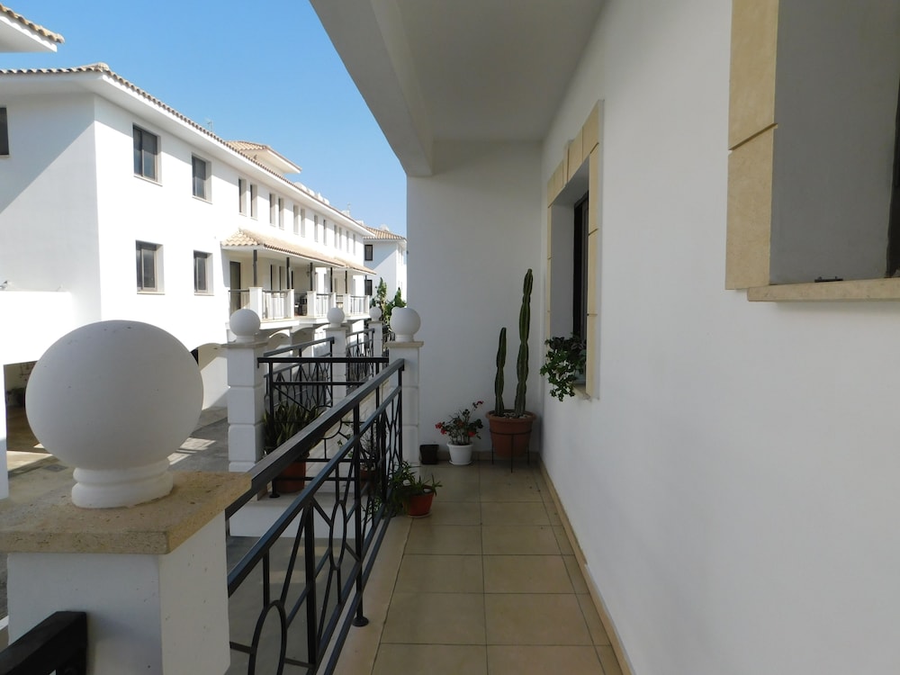Paramount Gardens Resorts C202 — 4-Star Luxury Hotel in Tersefanou, Cyprus