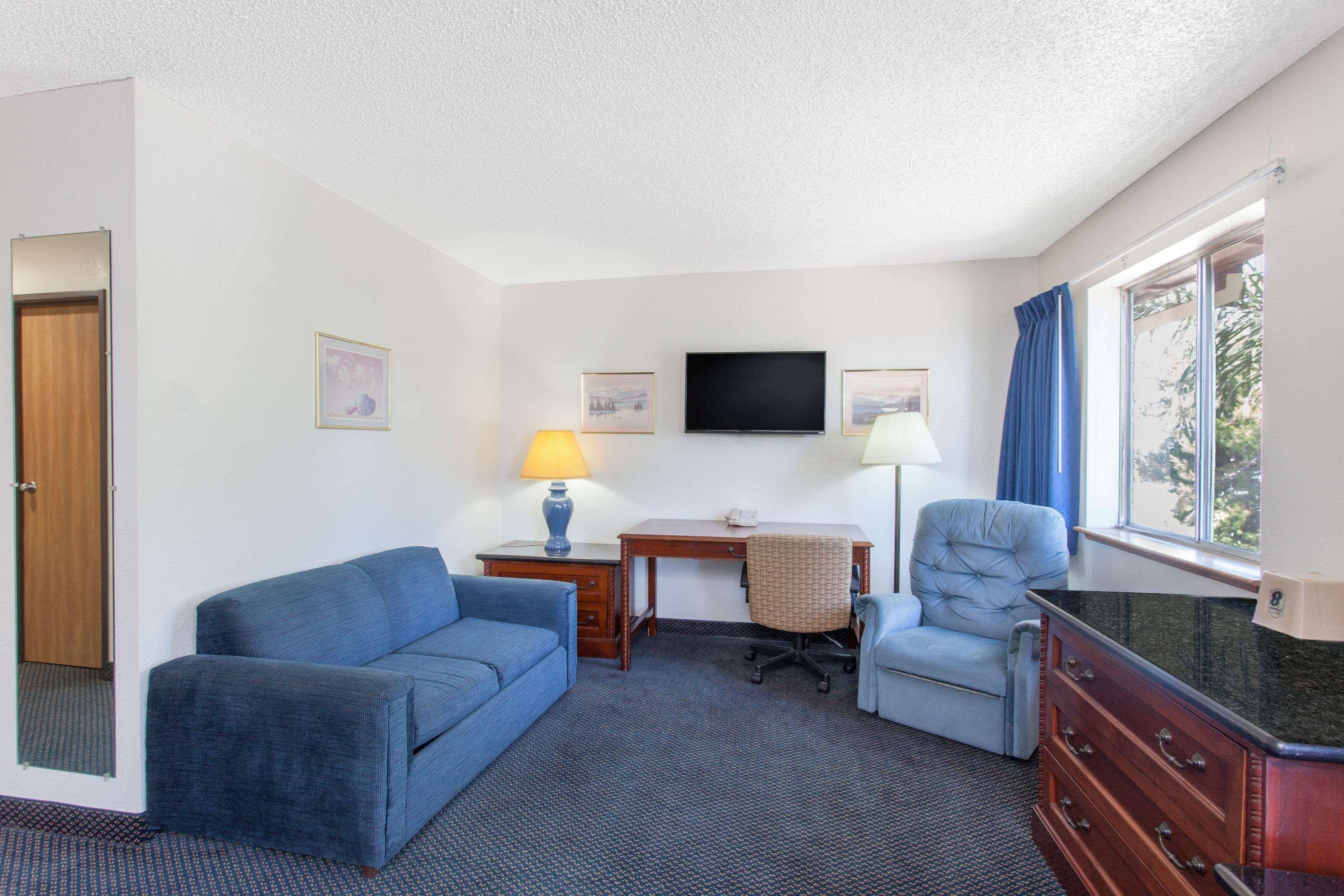 Super 8 by Wyndham Selma Fresno Area - photo 24