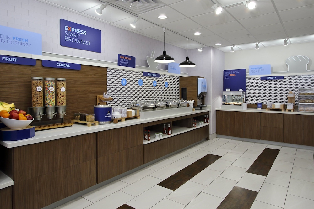 Holiday Inn Express & Suites Columbus North by IHG - photo 35