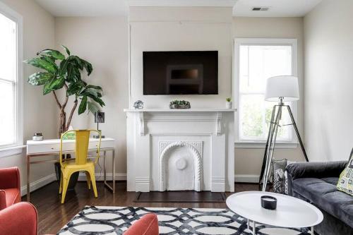 Modern Convenient Gem: Urban Retreat 'n Richmond — 4-Star Luxury Hotel in Richmond, United States