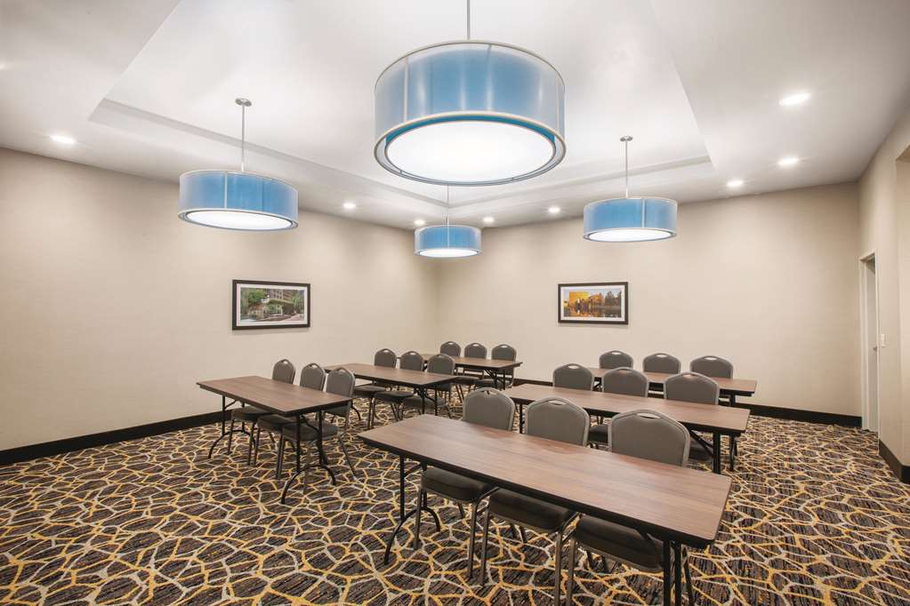 La Quinta Inn & Suites by Wyndham Tulsa Broken Arrow - photo 23