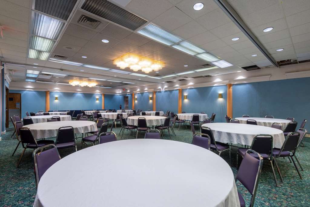 Howard Johnson Hotel & Conference Center by Wyndham Salem - photo 22