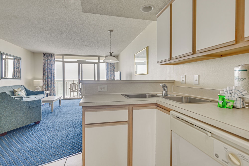 Walk to Beach: North Myrtle Beach Resort Apt in North Myrtle Beach, United States