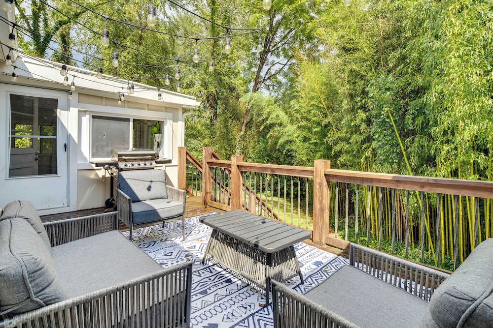 Hendersonville Haven with Fire Pit Grill Deck — hotel in Hendersonville