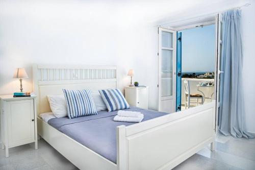 Pergola Paros Cycladic House by the Sea Pool — 4-Star Luxury Hotel in Naousa, Greece