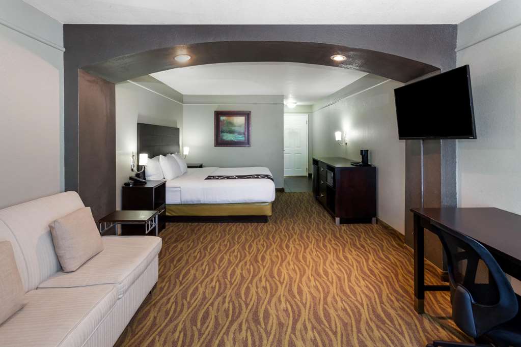 La Quinta Inn & Suites by Wyndham Laredo Airport - photo 33