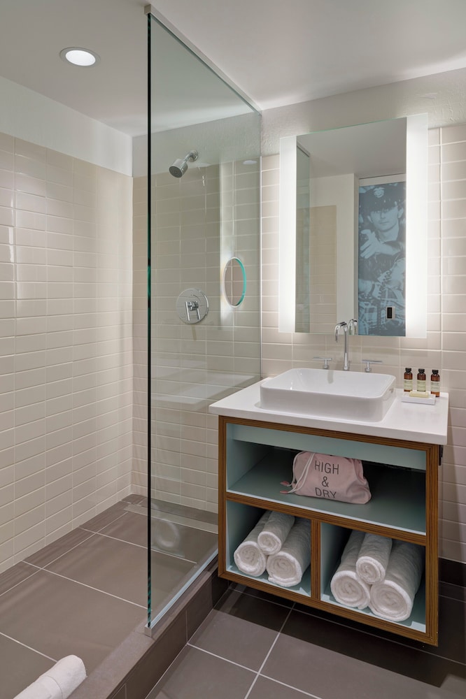 Howard Johnson Inn Fenway Park Boston — 4-Star Luxury Hotel in Boston, United States