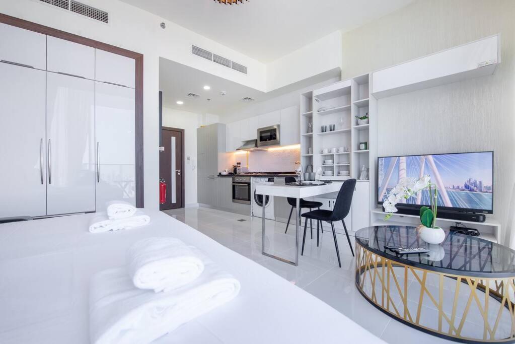 Breathtaking View Compact & Modern Spacious Studio — Dubai — photo 2
