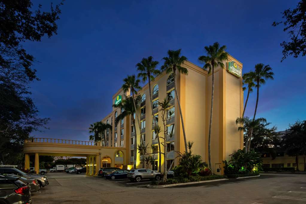 La Quinta Inn & Suites by Wyndham West Palm Beach Airport - photo 5
