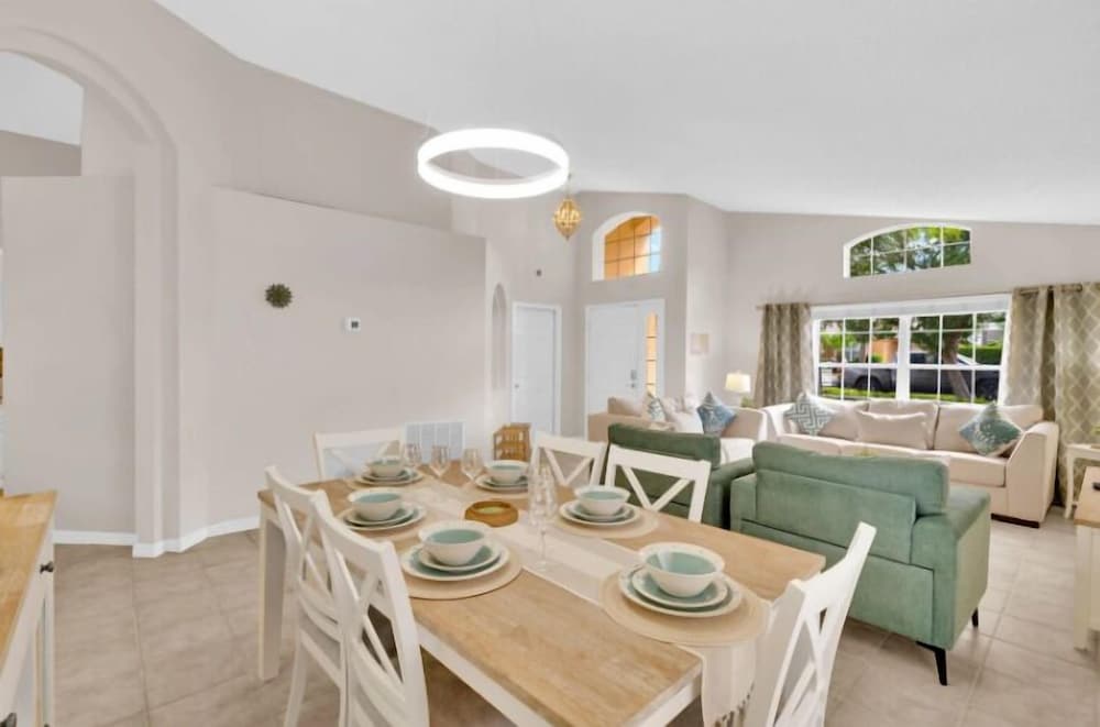 Stunning Emerald Island Resort Vacation Home with Pool Spa and Access to Clubhouse — 4-Star Luxury Hotel in Kissimmee, United States