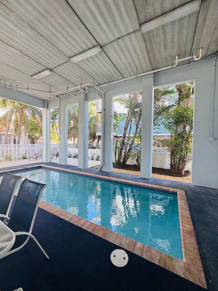 102 6Th St S Upstairs Home — 4-Star Luxury Hotel in Bradenton Beach, United States
