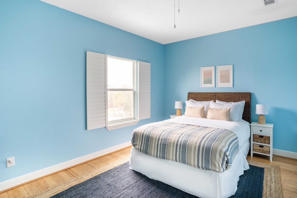 Hourglass by Avantstay Chic Beach Getaway w Pool & Two Large Balconies - photo 3