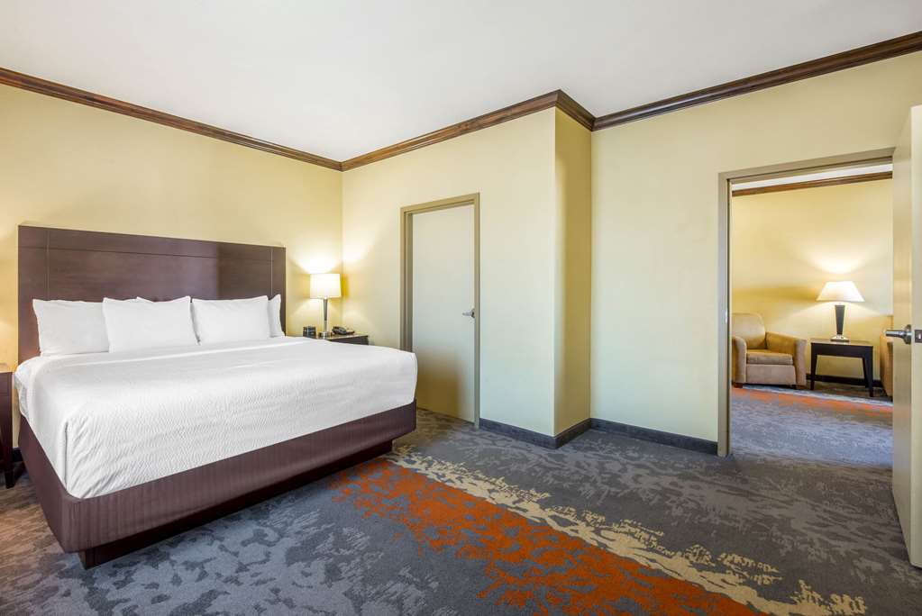 La Quinta Inn & Suites by Wyndham Eastland - photo 42
