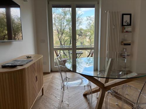 Bright Apartment with Balcony Navigli Milan — 4-Star Luxury Hotel in Milan, Italy