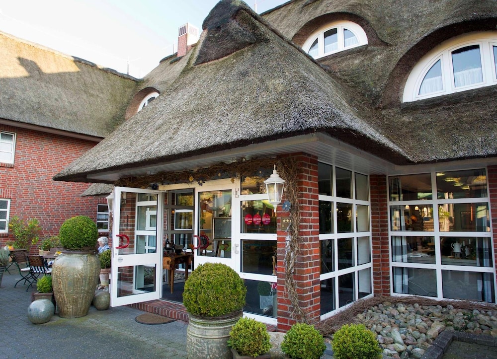 Hotel Graf Bentinck — 4-Star Luxury Hotel in Varel, Germany