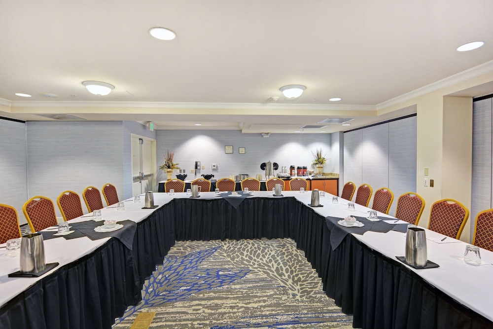Embassy Suites by Hilton Valencia - photo 30