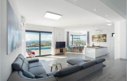 Stunning Home In Kucine — Split — photo 3