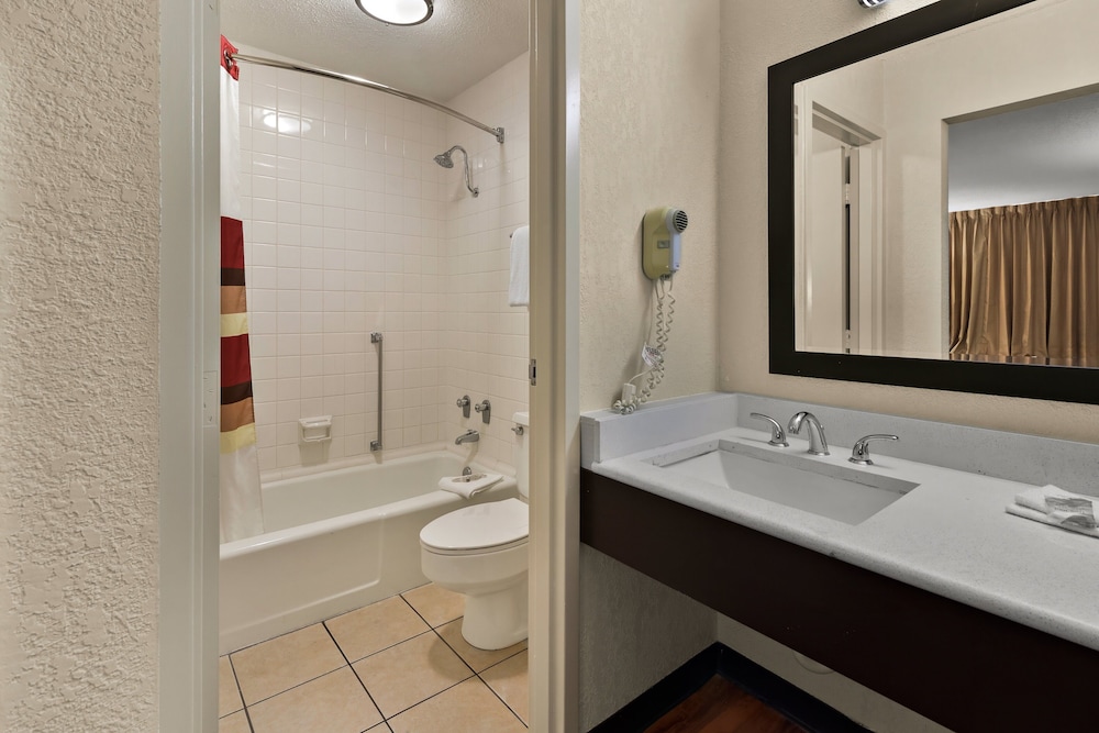 Red Roof Inn & Suites Cave City - photo 23