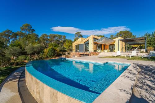 Ideal Property Mallorca Villa Laiar — 4-Star Luxury Hotel in Sencelles, Spain