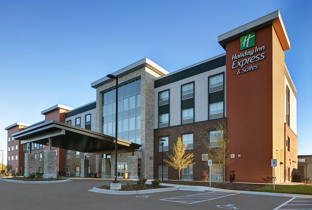 Holiday Inn Express & Suites Milwaukee Brookfield by IHG - carbon neutral hotel in Brookfield
