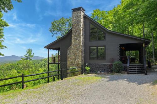 Top of the Mountain Breathtaking Views Hot Tub in Blue Ridge, United States