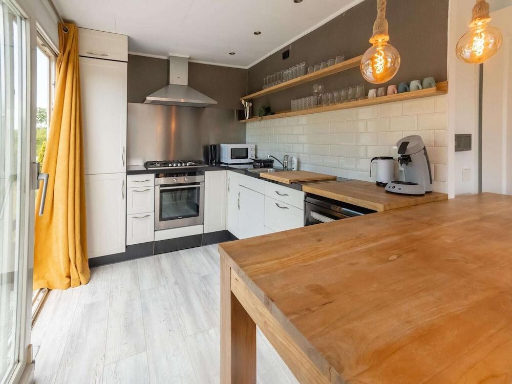 Idyllic Holiday Home In Ooltgensplaat On The Water 17484238 — Dinteloord