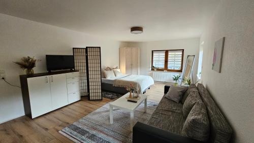 Ruhiges Ferienzimmer mit eigenem Bad am Waldrand - last minute hotel in Unknown City