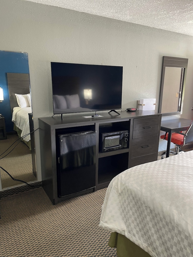 Clairmont Inn & Suites Warren - photo 10