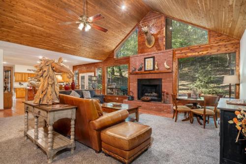 Luxury Rock Creek Cabin w Deck by Lake Hamilton — 4-Star Luxury Hotel in Hot Springs, United States