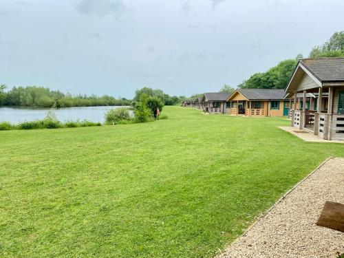 Tufty Lodge Lake Pochard lodge 9 — 4-Star Luxury Hotel in South Cerney, United Kingdom