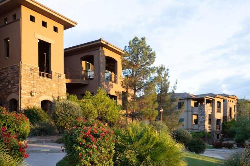 Coral Vista Suite Resort Pools BBQ Fireplace Jacuzzi Tub A9 in Washington, United States