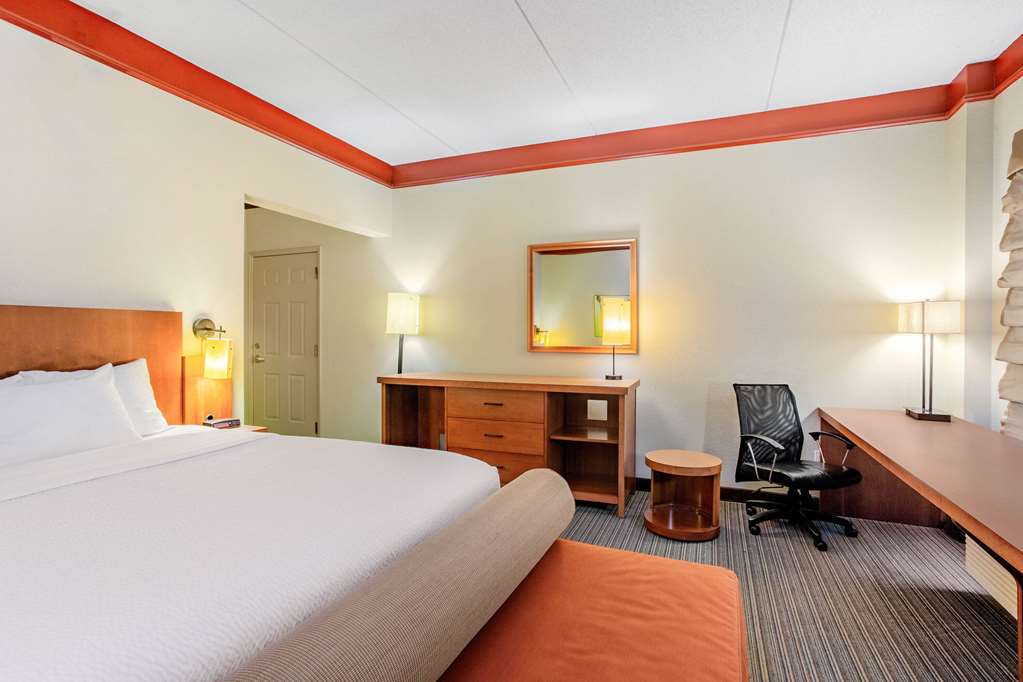 La Quinta Inn & Suites by Wyndham Raleigh Durham Southpoint - photo 22