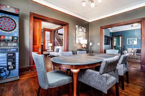Downtown Mansion with 7 Bedrooms 2.5 Baths Sleeps 20 in Cincinnati, United States