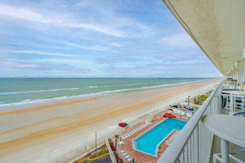 Direct oceanfront view 8th floor king size bed largest pool in Daytona Beach — 4-Star Luxury Hotel in Daytona Beach, United States