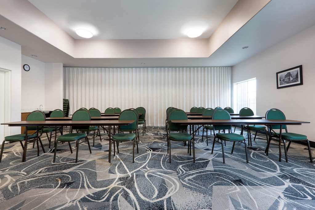 La Quinta Inn & Suites by Wyndham Alvin - photo 36