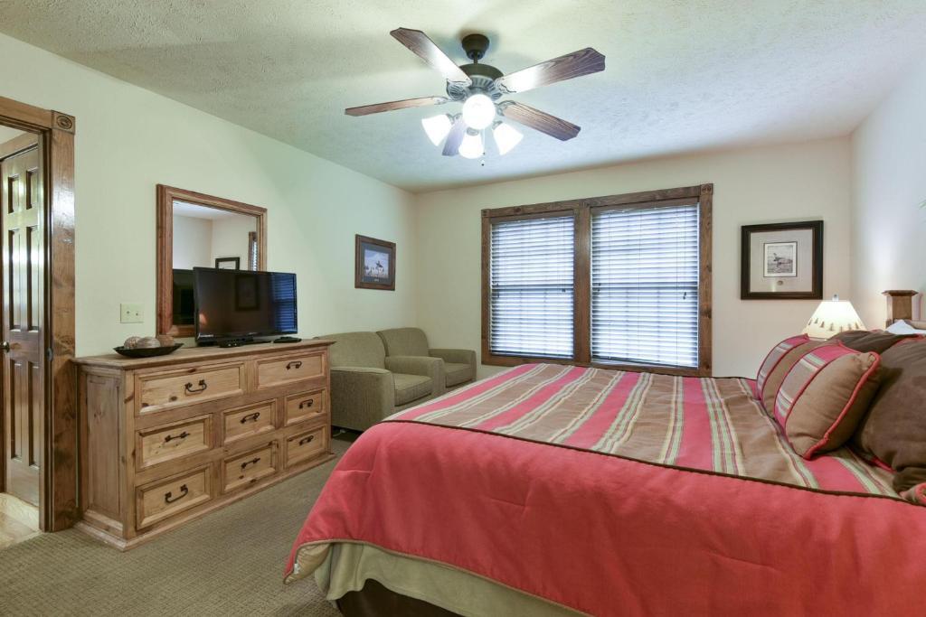 Sooner Settle Lodge 4 King Rooms Stonebridge — 4-Star Luxury Hotel in Branson, United States