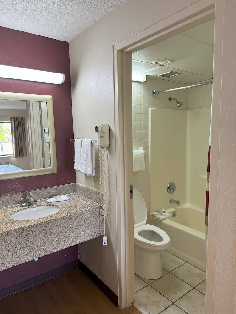 Red Roof Inn and Suites Cleveland Elyria - photo 11