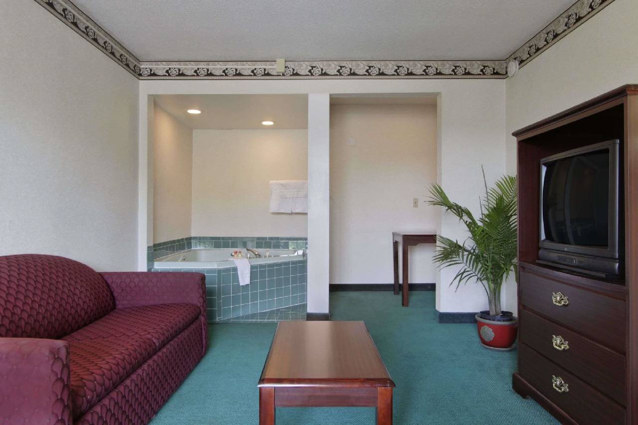 Days Inn by Wyndham Roanoke Civic Center - photo 4