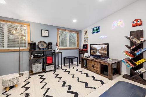 Creekside Cabin Beaver Lake Creek Access — 4-Star Luxury Hotel in Rogers, United States