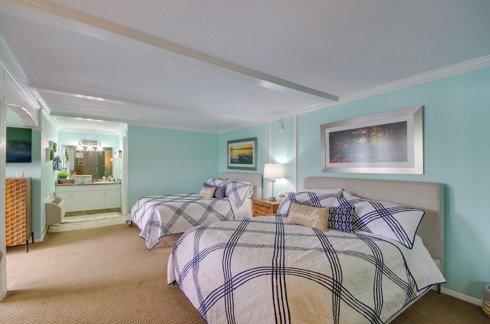 Waterfront Views & Resort Perks: Osage Beach Home - photo 25